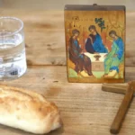 крест, икона и хлеб с водой