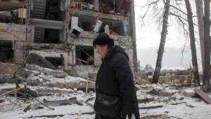 женщина на фоне дома