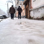 посыпание дорожек зимой