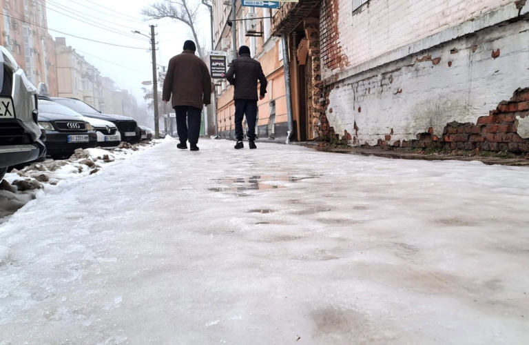 посыпание дорожек зимой