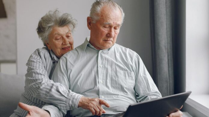 повышение пенсий пенсионерам в возрасте 65+