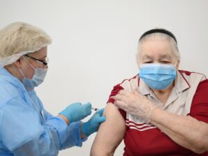 пожилые люди на прививке