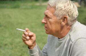 ПОжилой мужчина курит