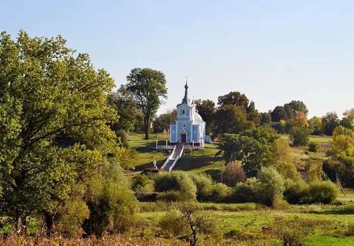 церква на фоні природи