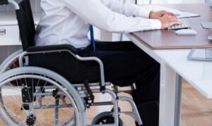 человек в инвалидной коляске