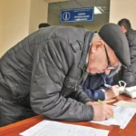 Пожилой человек в конторе
