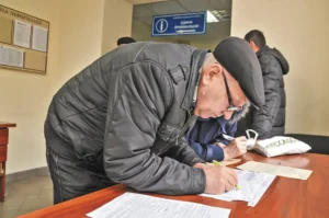 Пожилой человек в конторе