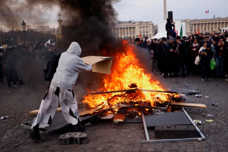 Во Франции повысили пенсионный возраст: начались многотысячные протесты. Что ждет украинцев?