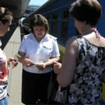 Провідниця перевіряє квитки