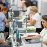 Люди на прийомі в прозорому офісі