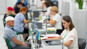 Люди на прийомі в прозорому офісі