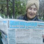 Одесская пенсионерка читает газету