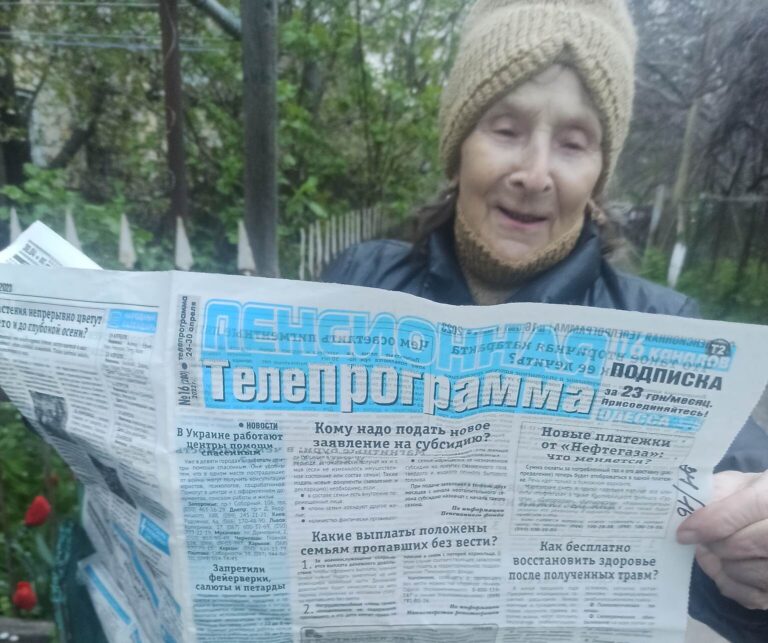 Одесская пенсионерка читает газету