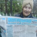 Одеська пенсіонерка читає газету