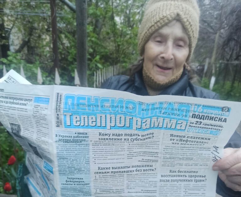 Одесская пенсионерка читает газету