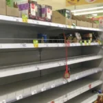 пустые полки в супермаркете