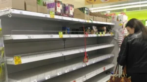 пусті полиці в супермаркеті