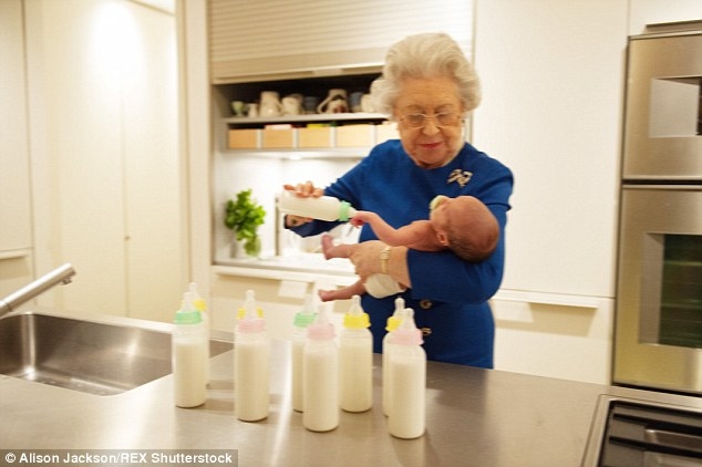 Королева Елизавета II покормила свою новорожденную правнучку (ФОТО)