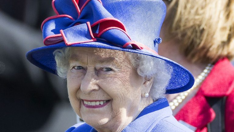 Британцы поздравляют свою королеву с днем рождения (ФОТО)