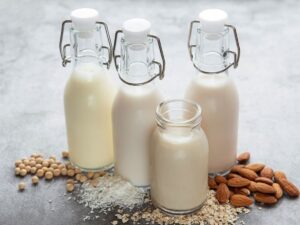 Рослинне молоко в пляшках