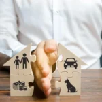 Рукою ділить макет будинка