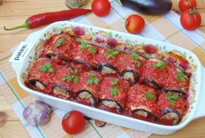 Рулетики из баклажанов с мясом в томатном соусе