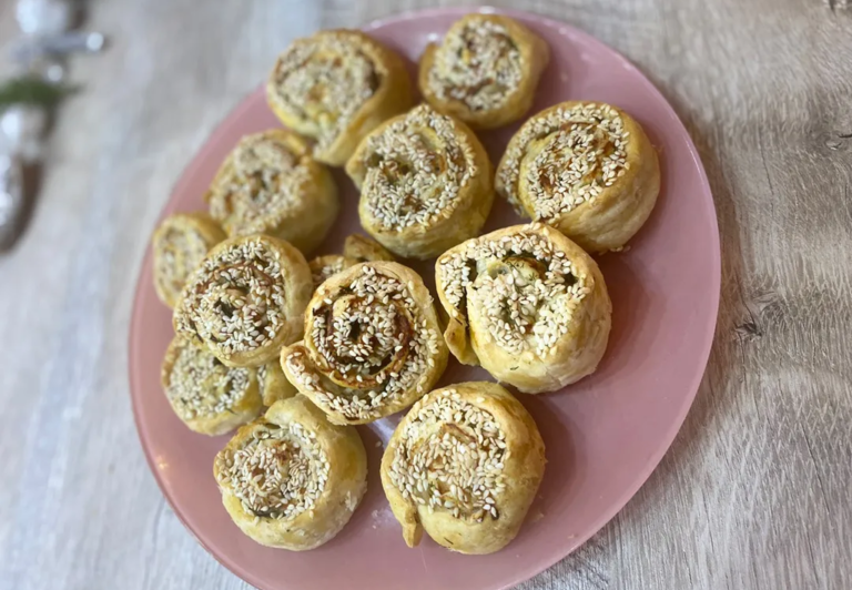 рулетики из круицы с кунжутом