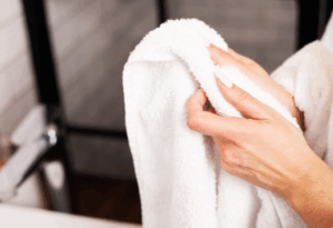 рушник у руці