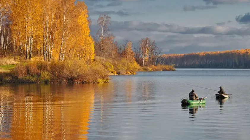 рыбаки на озере