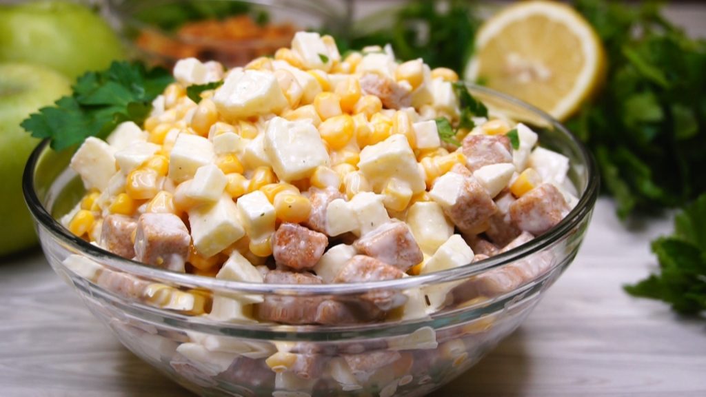 Салат из кукурузы и яблок