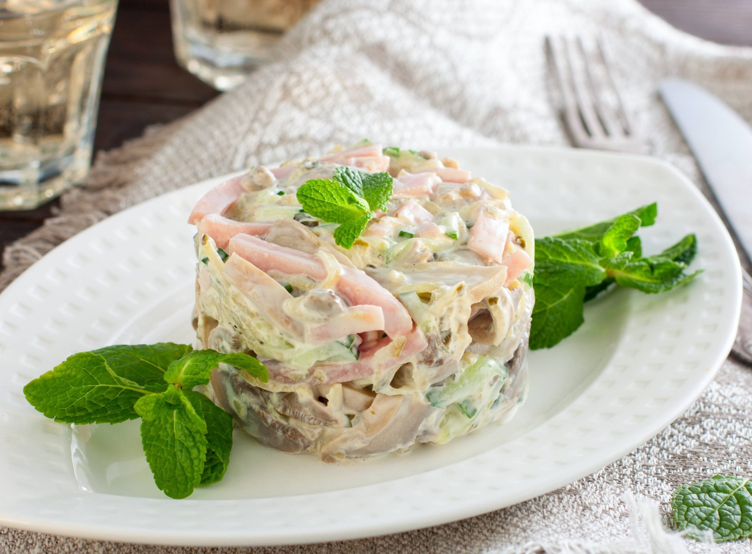 Берлинский салат из отварной говядины с солёными огурцами. Рецепт с фото