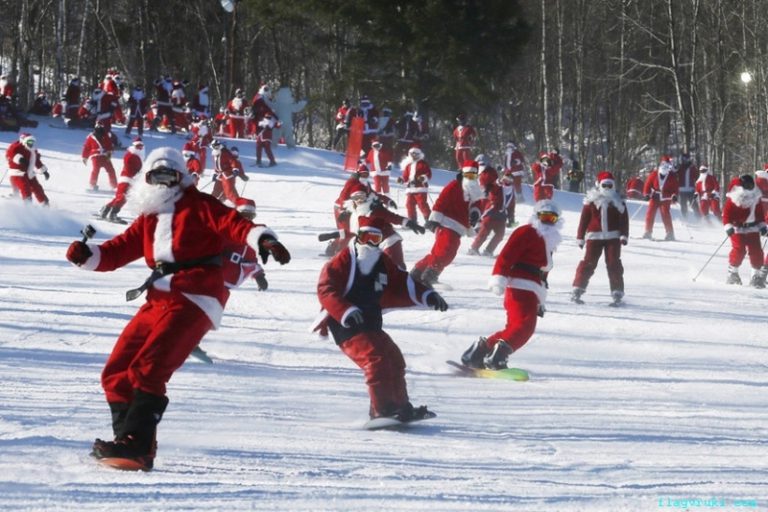 Полторы сотни Санта-Клаусов спустились с горы