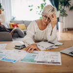 Женщина с платежками