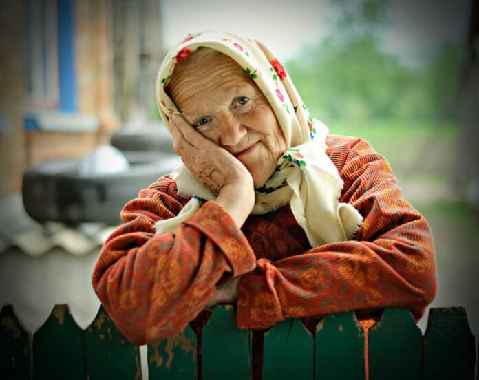 пожилая женщина