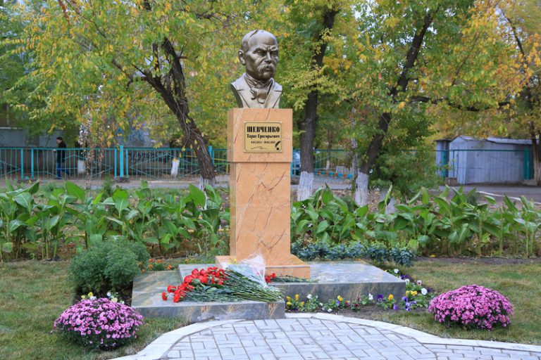 В Астрахани открыли памятник Шевченко