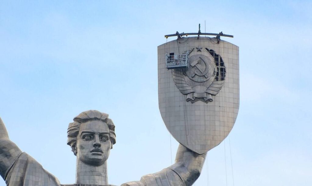Памятник  Родина-мать