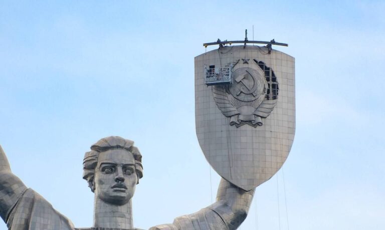 Памятник Родина-мать: за что газеты «На пенсии» и «Одесская жизнь» получили благодарность от Нацбанка