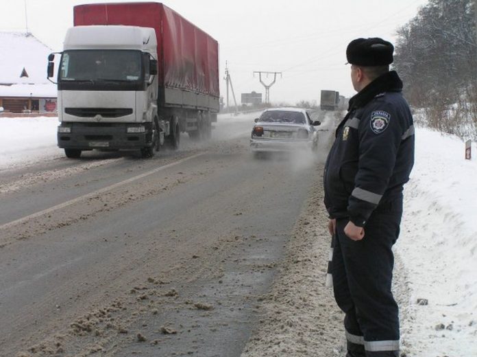 автомобіль на зимовій дорозі