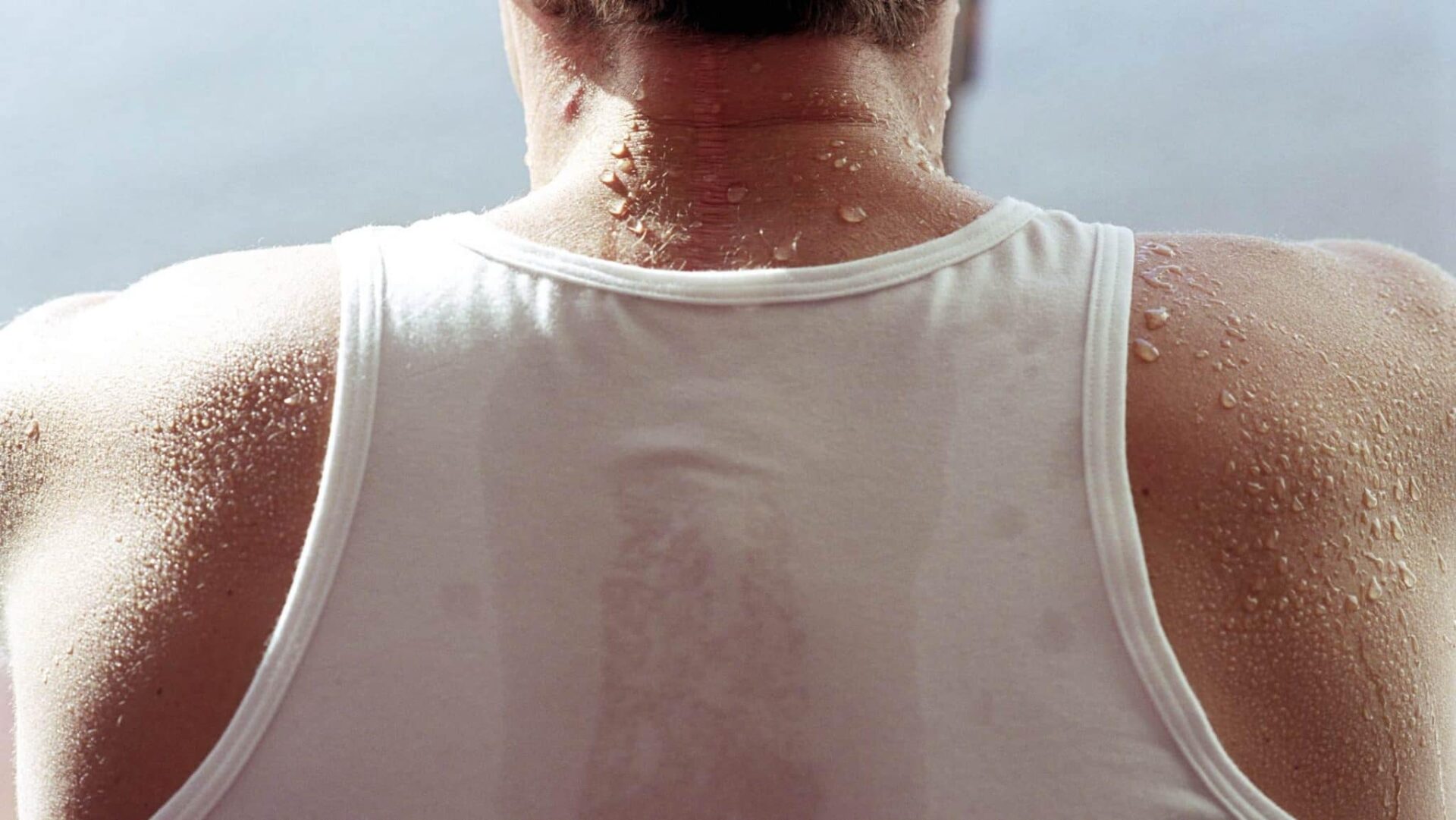 Повышенное выделение пота. Повышенное выделение пота. Гипергидроз реклама. Как уменьшить выделения. Потливость подмышек.