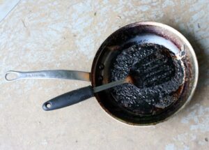 сковорода с нагаром