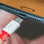 смартфон заряжается под углом