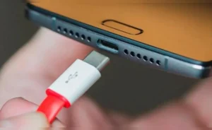 смартфон заряжается под углом