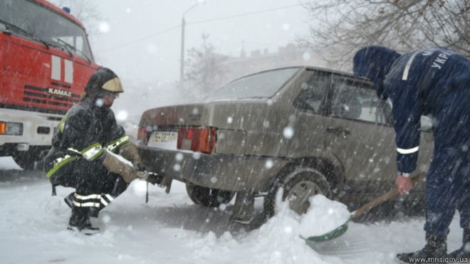 Из снега вытащили несколько тысяч автомобилей