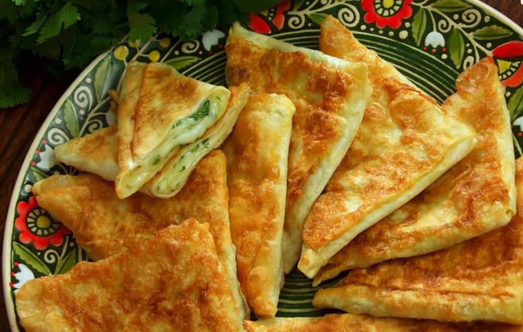 Треугольники с сыром и зеленью