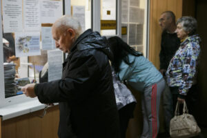 кому соцвыплаты не продлили автоматически