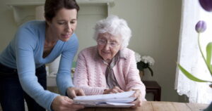 соцработник у пенсионера