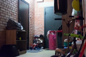 захламленный коридор