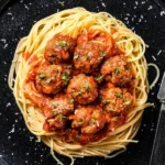 Спагетті з фрикадельками в томатному соусі