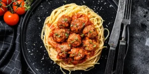 Спагетті з фрикадельками в томатному соусі