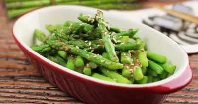 Спаржа с чесноком и кунжутом